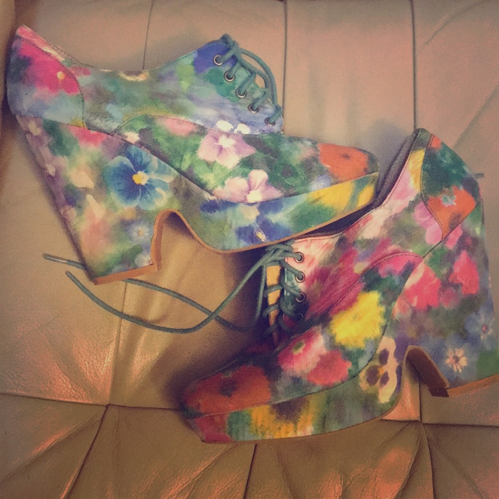Ecote sz 9 floral booties